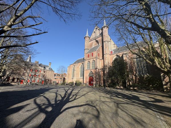 Plein en ingang Pieterskerk