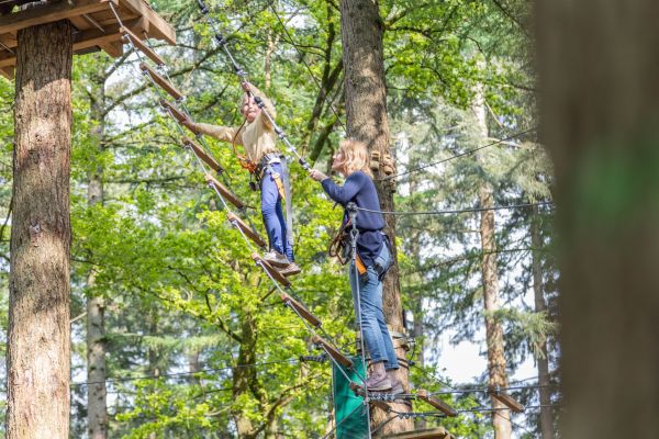 Ouder en kind klimmen samen