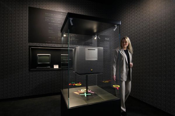 Apple Museum Utrecht: Zwarte kamer met een computer