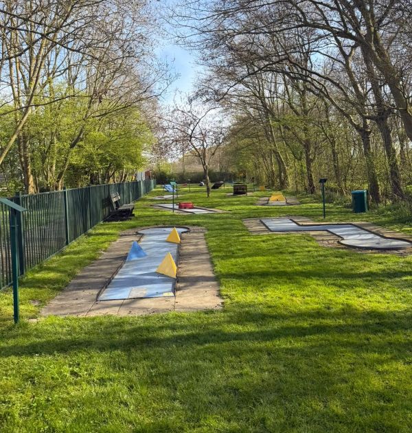 Restaurant Momo's: Midgetgolf