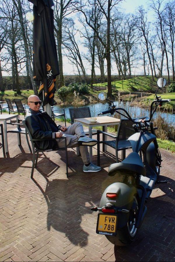 Blitzbikes huren: Op het terrasje