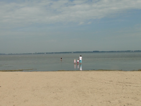 Afkoelen en spelen aan het strandje