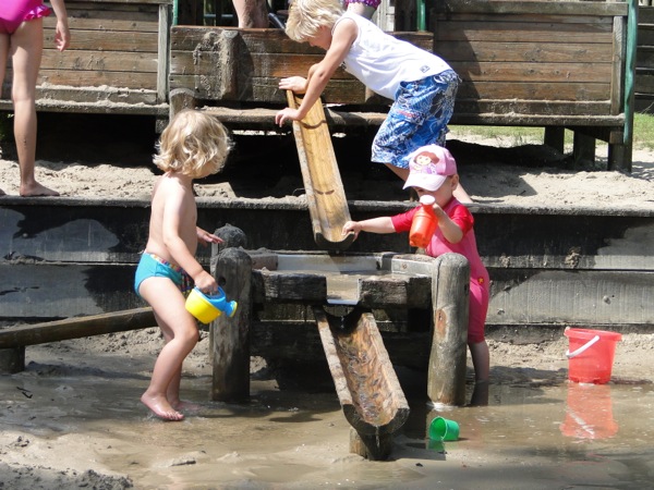 Spelen in het waterpark van Speelpark Oud Valkeveen