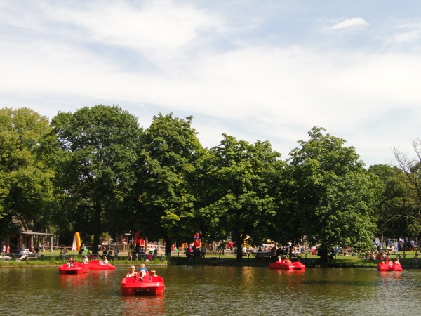 Op de waterfietsen