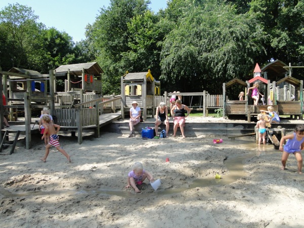 Leuk met het water spelen in Speelpark Oud Valkeveen