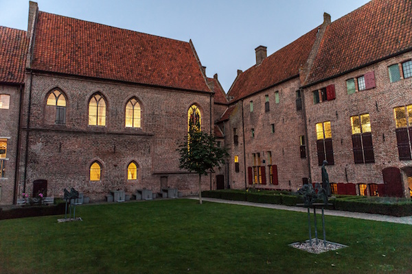 Museum Elburg: Kloostertuin in de avond