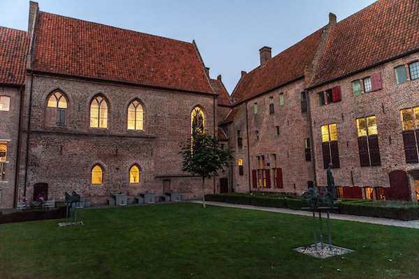 Kloostertuin in de avond