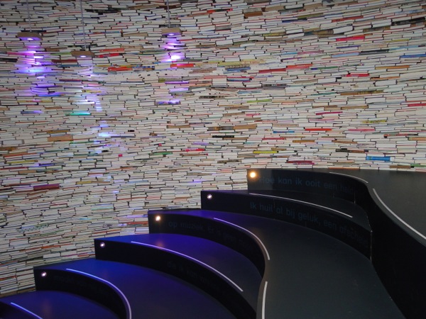 De bioscoopzaal met muren en lampen van boeken