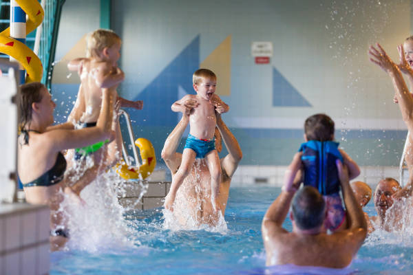 Kinderen worden in de lucht gehouden