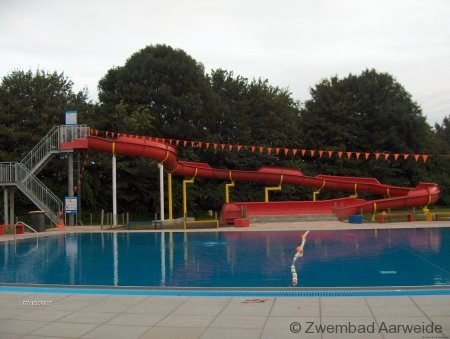 Zwembad Aarweide: Grote rode glijbaan