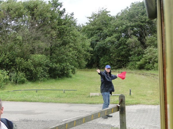 Smalspoormuseum Auto's stoppen, stoomtrein passeren!