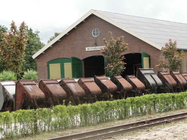 Smalspoormuseum mijn wagons buiten