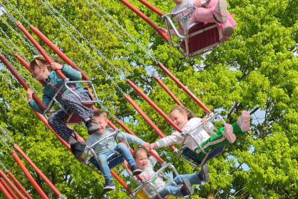 Kinderen in de zweefmolen