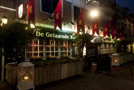 Bistro De Gelaarsde Kat: Sfeervolle entree in het donker