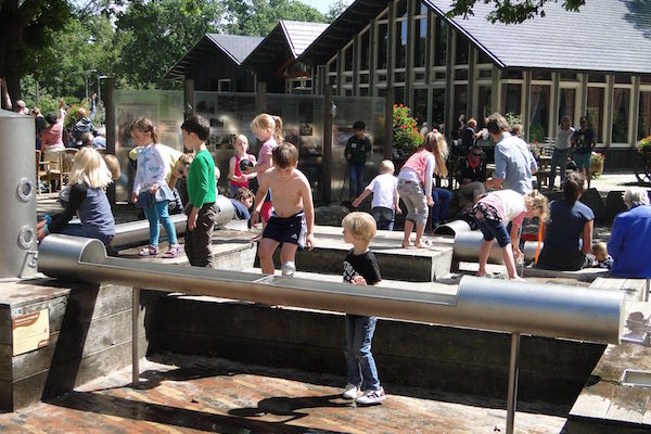 Spelen bij de waterspeelplaats