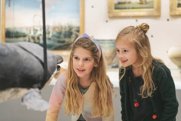 Kinderen kijken naar het kunstwerk