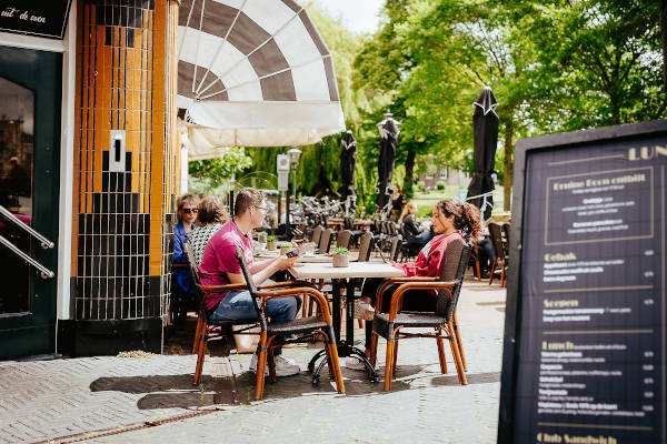 Genieten op het terras van het zonnetje bij De Bruine Boon