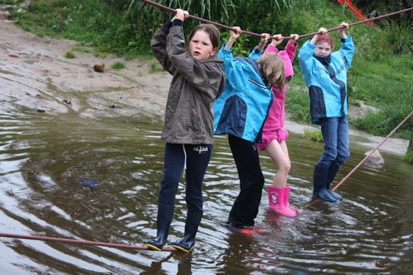 Buiten spelen in een speeltuin in Leiden