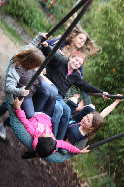 Met zijn allen op de grote schommel