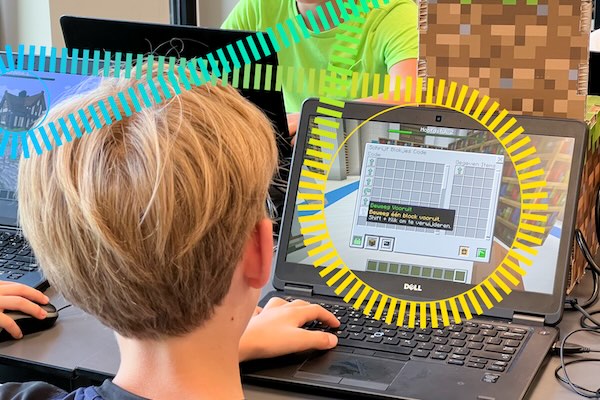 Jongen leert programmeren