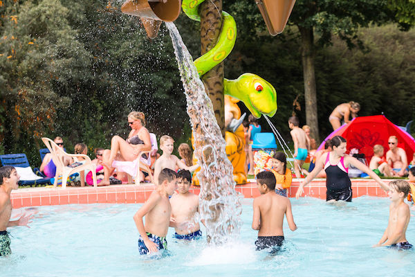 Samen ravotten en spelen in het water