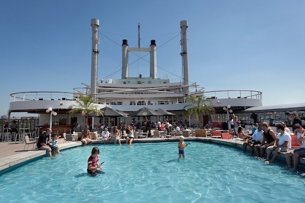 SS Rotterdam: Buiten zwemmen