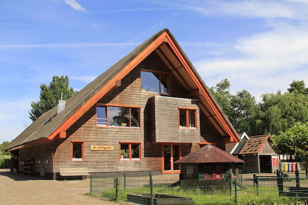 De speelboerderij is een combinatie van een kinderboerderij met een avontuurlijke speeltuin