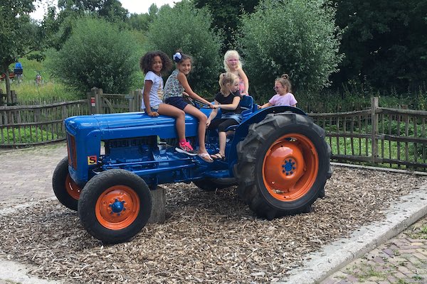 Samen op de tractor