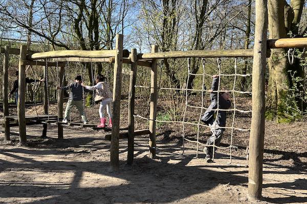 Samen spelen in de speeltuin