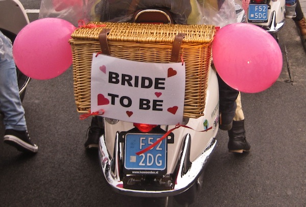 Vier je trouwdag op een retro scooter