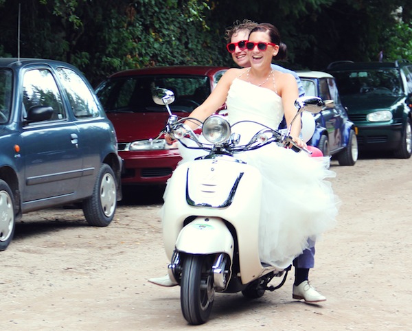 Trek de aandacht op je bruiloft met een Retro scooter