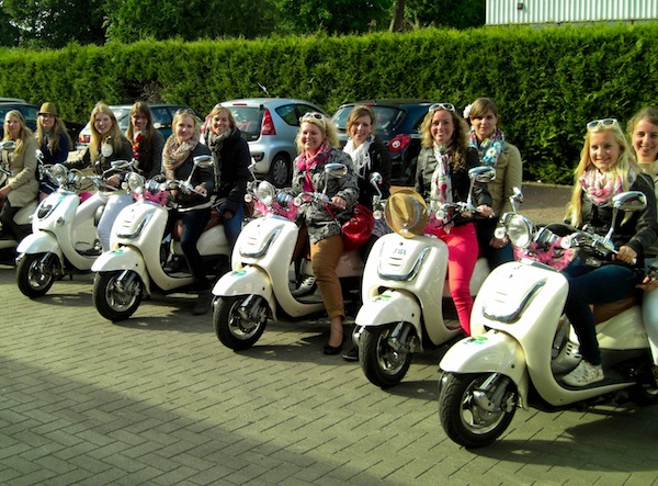 Vrijgezellendag op een retro scooter