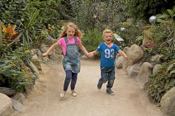 Kinderen hebben plezier in de Orchideeën Hoeve