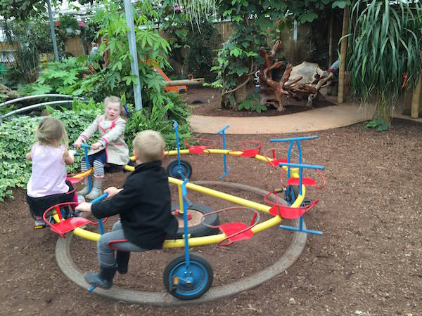 Op de fietsjes in de speeltuin