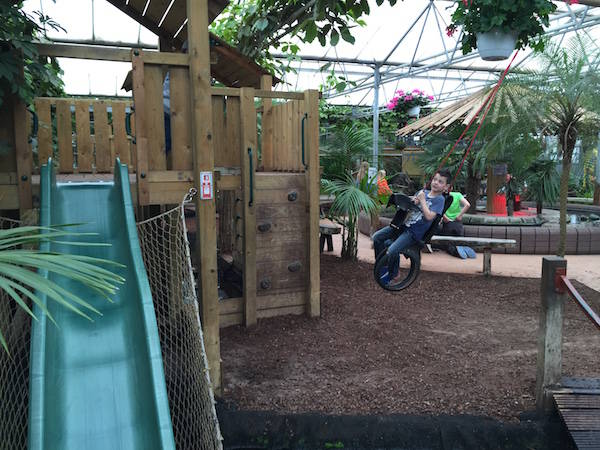 Slingeren en glijden in de speeltuin