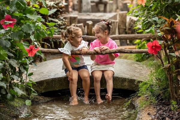 Samen aan het water zitten