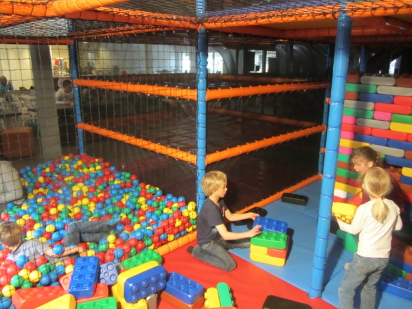 Speel met de ballen of lekker bouwen met de blokken