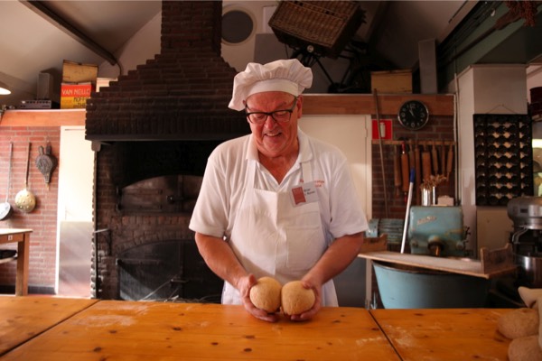 Bakkerijmuseum Luykgestel: Bakker brood kneden