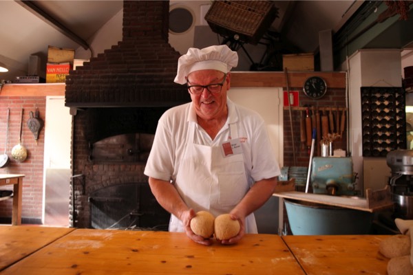 Bakker brood kneden