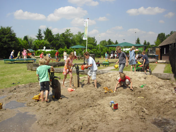 Waterspeelplaats met waterpompen