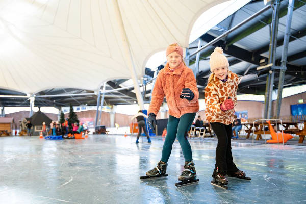 Samen schaatsen op de ijsbaan