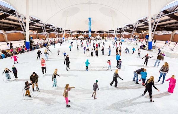 Samen gezellig schaatsen met vrienden of familie bij de Scheg