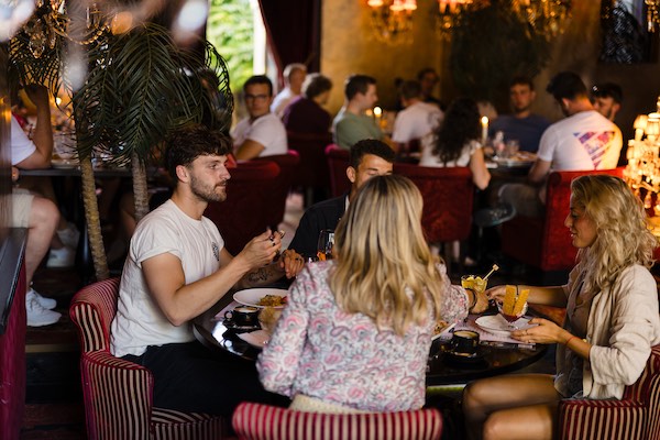 Geniet van lekker eten en drinken in dit knusse restaurant