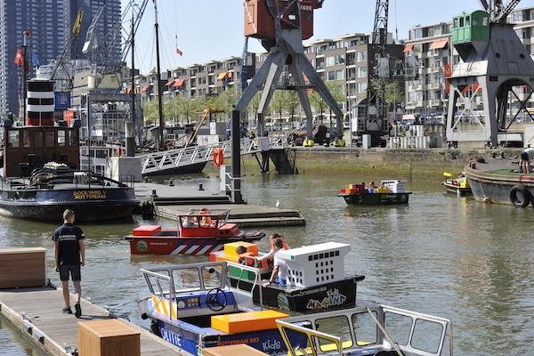 De modelbootjes zijn door de kinderen zelf eenvoudig te besturen