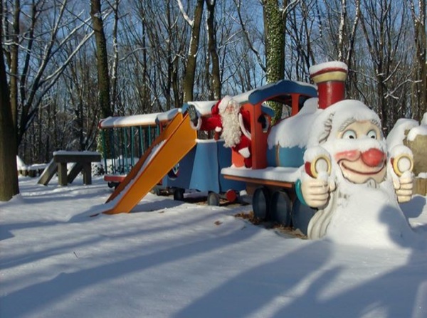 Sneeuwtrein met glijbaan