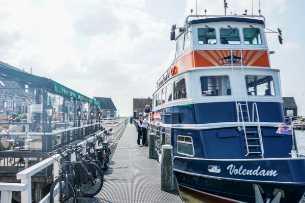 Vanaf het terras zo de boot in