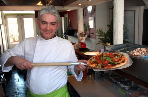 Man met een pizza