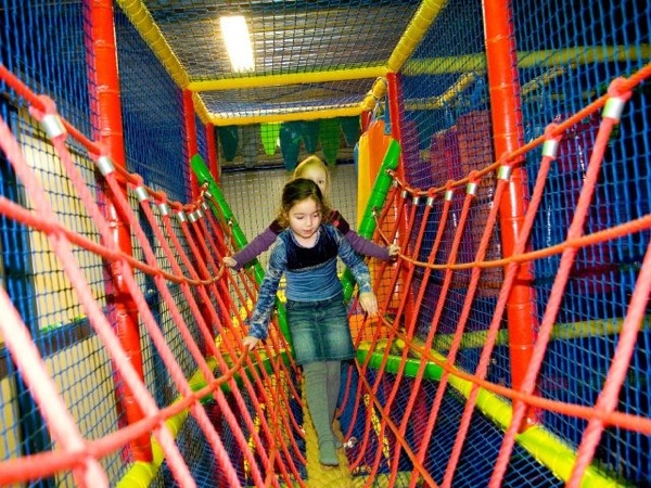 Trotseer op grote hoogte de touw brug