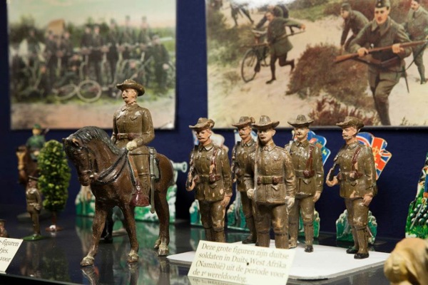 Speelde jij vroeger ook met deze soldaatjes? bij Speelgoedmuseum Brummen