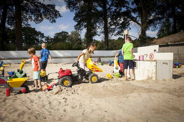 Graven en spelen in de zandbak